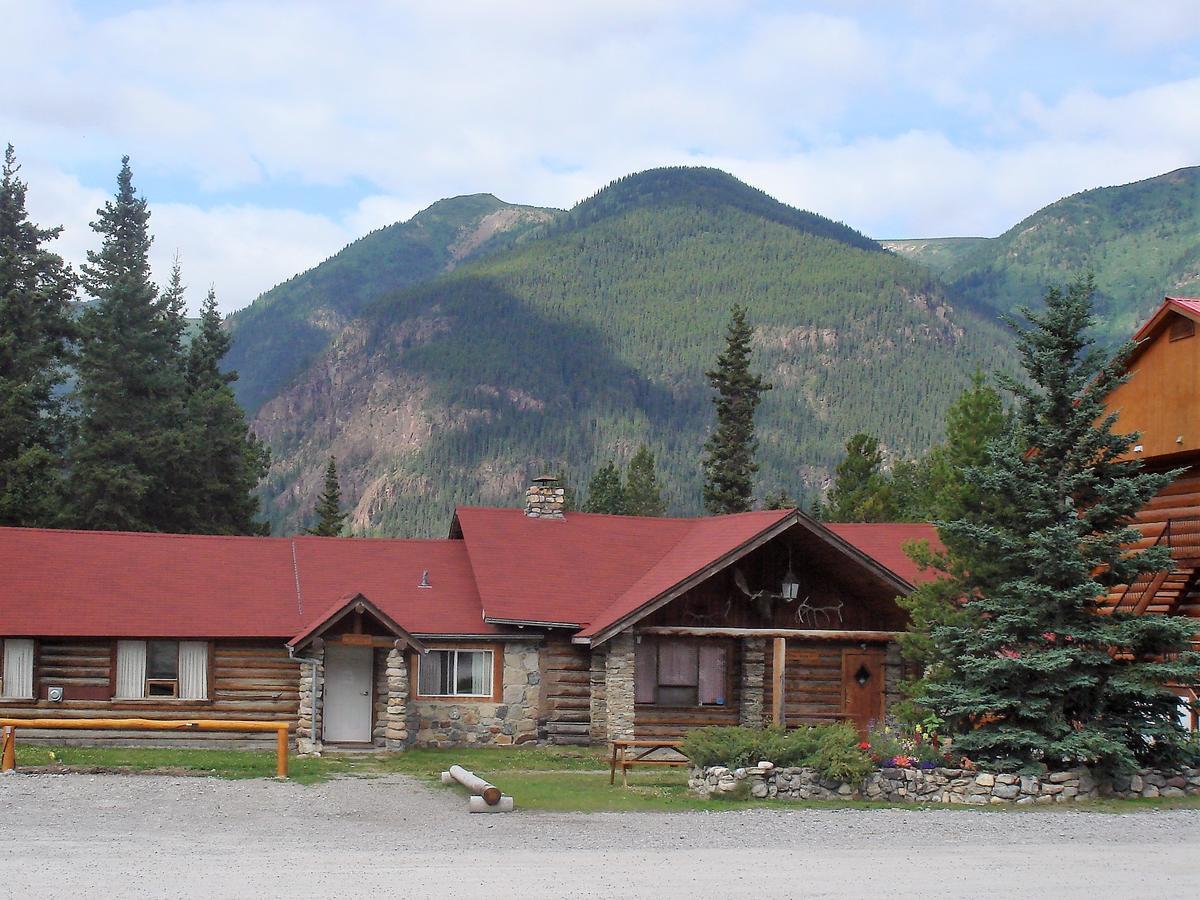 Northern Rockies Lodge Muncho Lake Exterior foto