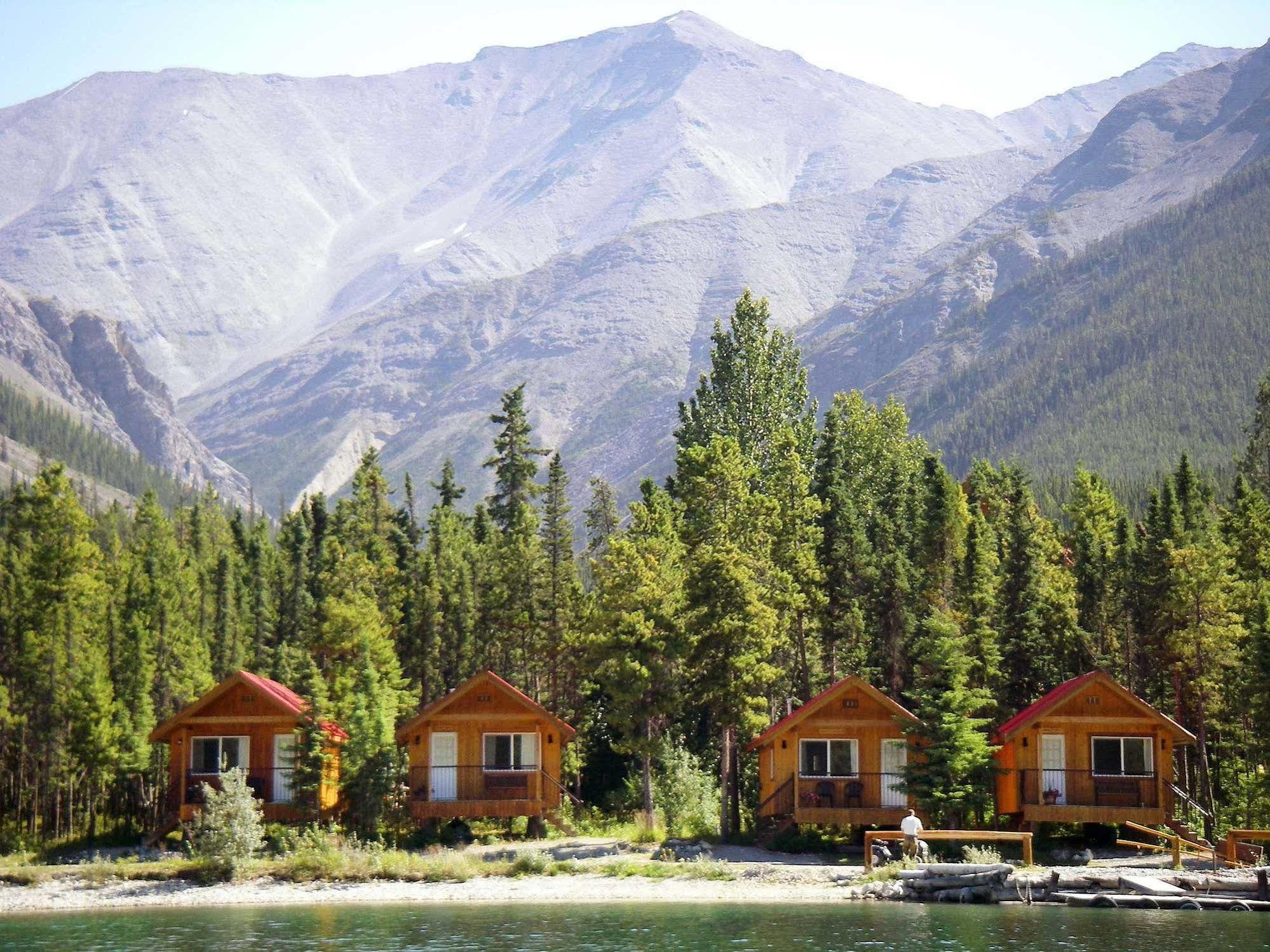 Northern Rockies Lodge Muncho Lake Exterior foto