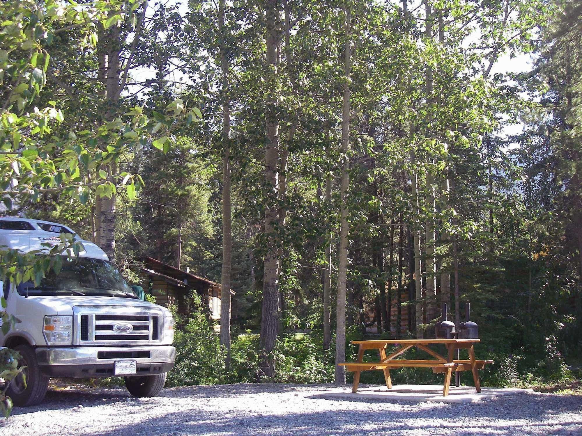 Northern Rockies Lodge Muncho Lake Exterior foto